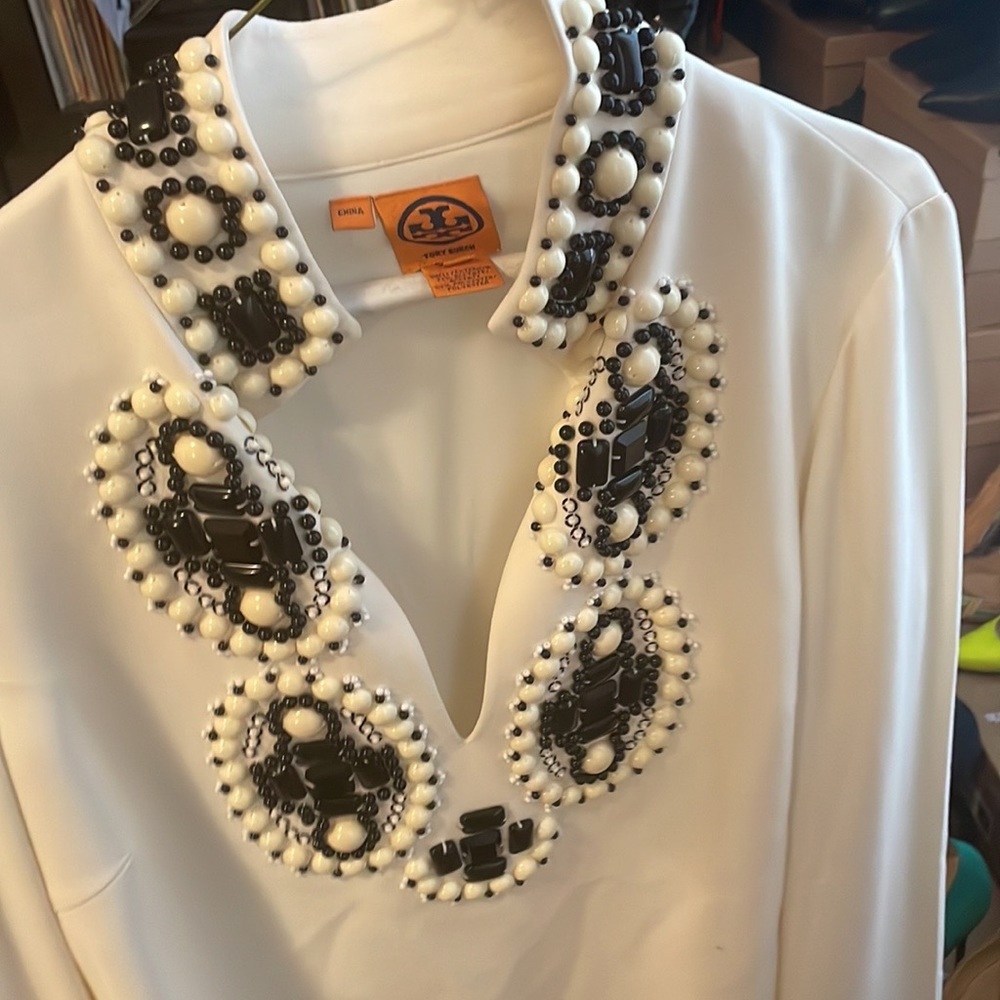 Tory Burch tunic. White with black accents sides 8. Pre-owned. Good condition.